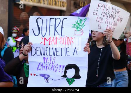 Nicht exklusiv: 08. März 2023, Mexiko-Stadt, Mexiko: Kontingente von Frauen marschieren zum Gedenken an den Internationalen Frauentag und fordern ihre Stockfoto