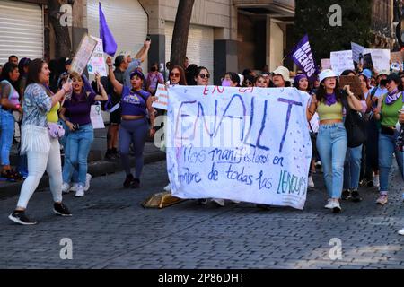 Nicht exklusiv: 08. März 2023, Mexiko-Stadt, Mexiko: Kontingente von Frauen marschieren zum Gedenken an den Internationalen Frauentag und fordern ihre Stockfoto