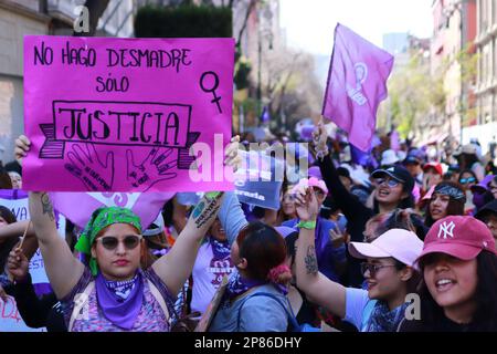 Nicht exklusiv: 08. März 2023, Mexiko-Stadt, Mexiko: Kontingente von Frauen marschieren zum Gedenken an den Internationalen Frauentag und fordern ihre Stockfoto
