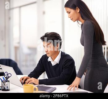 Zusammenarbeit an einem Projekt. Zwei Geschäftskollegen, die im Büro zusammenarbeiten. Stockfoto