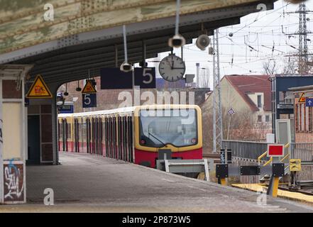 Hennigsdorf, Deutschland. 08. März 2023. Ein Vorortzug der Linie S 25 wartet am Bahnsteig 5 auf die Abfahrt in Richtung Teltow City. Kredit: Soeren Stache/dpa/Alamy Live News Stockfoto