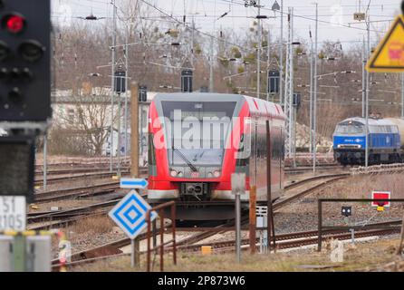 Hennigsdorf, Deutschland. 08. März 2023. Der Regionalzug RB 55 „Prignitz Express“ fährt vom Bahnsteig 5 nach Kremmen. Kredit: Soeren Stache/dpa/Alamy Live News Stockfoto