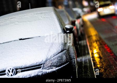 Hannover, Deutschland. 09. März 2023. Schnee deckt Autos ab, die am frühen Morgen auf einer Straße geparkt werden. Kredit: Moritz Frankenberg/dpa/Alamy Live News Stockfoto
