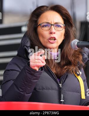 Hennigsdorf, Deutschland. 08. März 2023. Yasmin Fahimi, Vorsitzende des Deutschen Gewerkschaftsbundes, spricht während einer Kundgebung am Rathausplatz. Kredit: Soeren Stache/dpa/Alamy Live News Stockfoto