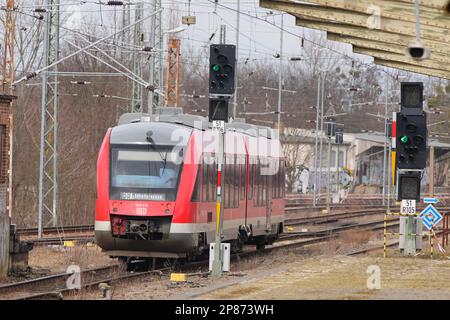 Hennigsdorf, Deutschland. 08. März 2023. Der Regionalzug RB 55 „Prignitz Express“ fährt vom Bahnsteig 5 nach Kremmen. Kredit: Soeren Stache/dpa/Alamy Live News Stockfoto