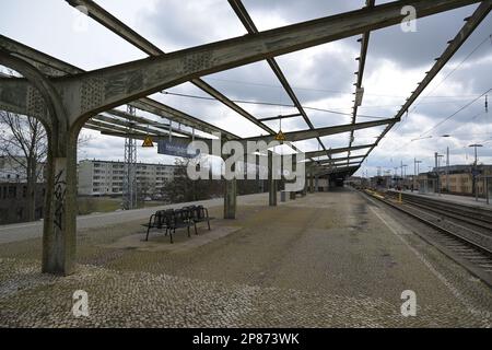 Hennigsdorf, Deutschland. 08. März 2023. Das Stahlgerüst des ehemaligen Dachs ist über dem hinteren Teil zu sehen. Auf Bahnsteig 5 ist zu sehen. Kredit: Soeren Stache/dpa/Alamy Live News Stockfoto