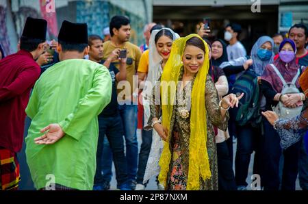 Februar-20-2023- Kuala Lumpur Malaysia - Festtanz auf der Straße mit jungen Leuten, die sich in bunten Kleider verloben werden Stockfoto