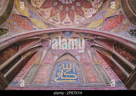 Der Eingang zur Wazir-Khan-Moschee wird im großen Timurid-Stil von Iwan über einem kleinen Hafen mit Blick auf den Wazir-Khan-Chowk betreten. Iwan ist umzingelt Stockfoto