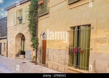 Uzes in Frankreich, alte Fassaden im historischen Zentrum, typische Straße Stockfoto