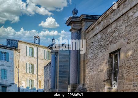 Uzes in Frankreich, alte Fassaden im historischen Zentrum, typische Straße Stockfoto