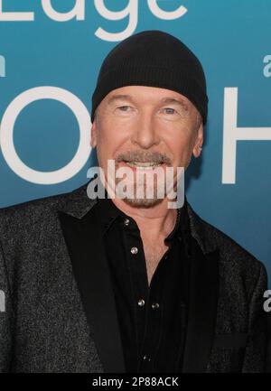 Los Angeles, Usa. 08. März 2023. The Edge, auf der Disney-Premiere von Bono & The Edge: A Sort of Homecoming, mit Dave Letterman im Orpheum Theater in Los Angeles, CA, USA am 8. März 2022. Foto: Fati Sadou/ABACAPRESS.COM Kredit: Abaca Press/Alamy Live News Stockfoto