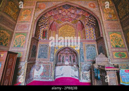 Die Fassade des Eingangs zum Wazir Khan Chowk ist mit aufwendigen Fliesen und Kalligrafien verziert, die Verse aus dem Koran enthalten, die Worte von Stockfoto