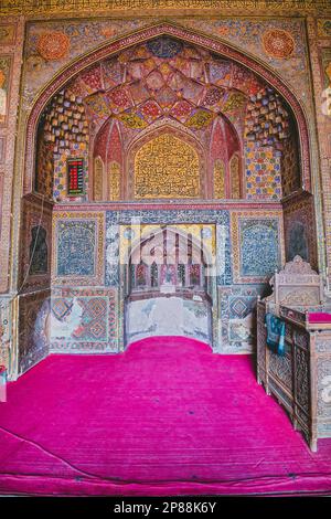 Die Fassade des Eingangs zum Wazir Khan Chowk ist mit aufwendigen Fliesen und Kalligrafien verziert, die Verse aus dem Koran enthalten, die Worte von Stockfoto