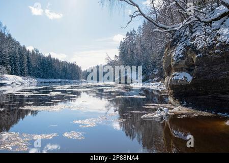 Blick auf Gauja und Sietiniezi an einem Wintertag mit Schnee und Frost in Lettland. Gaujas-Nationalpark. Stockfoto