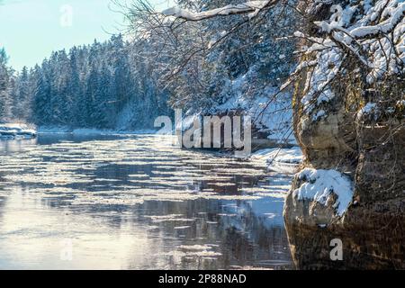 Blick auf Gauja und Sietiniezi an einem Wintertag mit Schnee und Frost in Lettland. Gaujas-Nationalpark Stockfoto