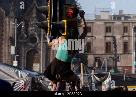 Nicht Exklusiv: 08. März 2023. Mexiko-Stadt, Mexiko: Im März 8 gingen Tausende mexikanischer Frauen auf die Straßen von Mexiko-Stadt. Als Teil des Kampfes Stockfoto