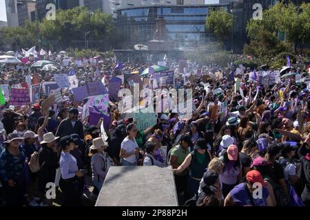 Nicht Exklusiv: 08. März 2023. Mexiko-Stadt, Mexiko: Im März 8 gingen Tausende mexikanischer Frauen auf die Straßen von Mexiko-Stadt. Als Teil des Kampfes Stockfoto