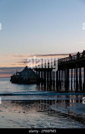 Nahaufnahme der SS Palo Alto, ein altes Schiffswrack aus dem Zweiten Weltkrieg bei Sonnenuntergang, vor der Küste von Aptos, in der Nähe von seacliff Beach, Californa Stockfoto