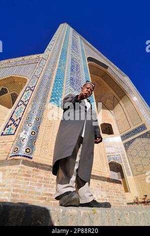 Porträt eines usbekischen Mannes, aufgenommen von der Kalan-Moschee und dem Innenhof in der Altstadt von Bukhara, Usbekistan. Stockfoto