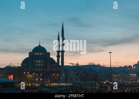 Blick auf Eminonu Yeni Cami oder die neue Moschee bei Sonnenuntergang von einer Fähre. Ramadan oder islamisches Konzeptfoto. Hintergrundfoto für Reisen nach Istanbul. Istanbul Turkiye – Stockfoto