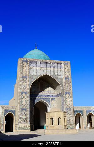 Mir-i-Arab Madrasa in der Kalan-Moschee in der Altstadt von Bukhara, Usbekistan. Stockfoto