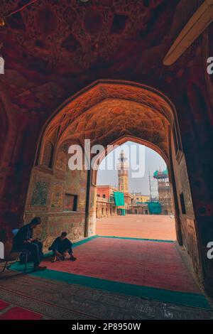 Die Fassade des Eingangs zum Wazir Khan Chowk ist mit aufwendigen Fliesen und Kalligrafien verziert, die Verse aus dem Koran enthalten, die Worte von Stockfoto