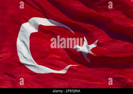 Blinkende türkische Flagge in Vollbildansicht. 2023 Präsidentschaftswahl der Türkei Konzeptfoto. 19. Mai oder 23. april oder 30. august oder 29. oktober Konz Stockfoto