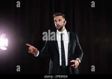 Motivationslautsprecher mit Headset, das auf der Bühne läuft Stockfoto