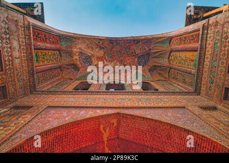 Die Fassade des Eingangs zum Wazir Khan Chowk ist mit aufwendigen Fliesen und Kalligrafien verziert, die Verse aus dem Koran enthalten, die Worte von Stockfoto