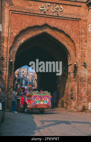 Das Delhi Gate befindet sich im Osten der Stadt gegenüber von Delhi, der Hauptstadt des Mogul-Reiches. Es war die Hauptpassage der Mogul-Könige Stockfoto