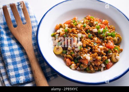 Köstlicher und gesunder Sommersalat mit Linsen und Gemüse. Stockfoto