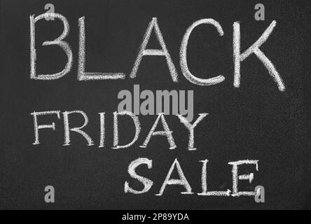 „Worts Black Friday Sale“ auf schwarzer Tafel, Draufsicht Stockfoto