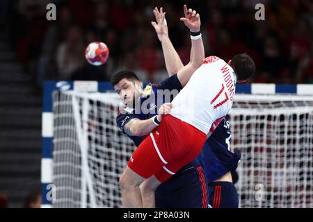 Nicolas Tournat aus Frankreich und Andrzej Widomski aus Polen während des EHF Euro 2024 für Männer, Qualifikationsspiele zwischen Polen und Frankreich am 8. März 2023 in der ERGO Arena in Danzig, Polen – Foto: Piotr Matusewicz/DPPI/LiveMedia Stockfoto