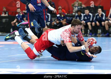 Kamil Syprzak (Polen) und Dylan Nahi (Frankreich) während des EHF Euro 2024 für Männer, Qualifikationsspiele zwischen Polen und Frankreich am 8. März 2023 in der ERGO Arena in Danzig (Polen) – Foto: Piotr Matusewicz/DPPI/LiveMedia Stockfoto
