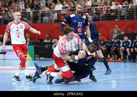 Piotr Jedraszczyk Kamil Syprzak (Polen) und Luka Karabatic Dylan Nahi (Frankreich) während des EHF Euro 2024 für Männer, Qualifikationsspiele zwischen Polen und Frankreich am 8. März 2023 in der ERGO Arena in Danzig, Polen – Foto: Piotr Matusewicz/DPPI/LiveMedia Stockfoto