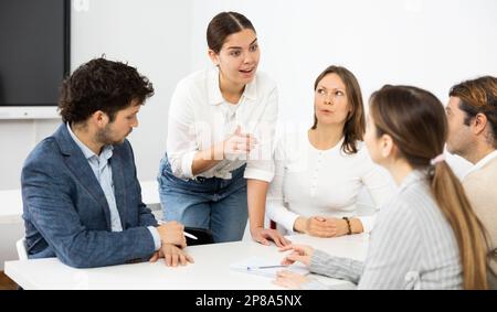 Studierende in einer Studiengruppe, die sich gemeinsam auf den Test vorbereiten Stockfoto