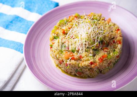 Köstlicher Salat mit Quinoa und Gemüse. Stockfoto