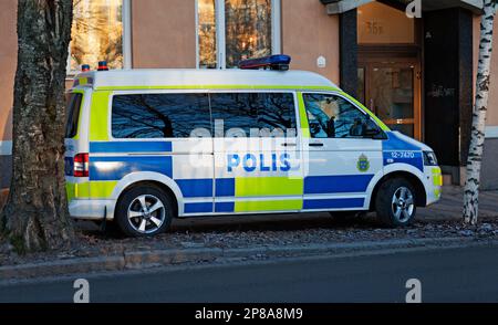 Umea, Norrland Schweden - 16. November 2022: Streifenwagen der Polizei parkt Stockfoto