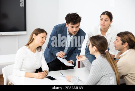 Männliche und weibliche Schüler lernen das Kursfach zusammen Stockfoto