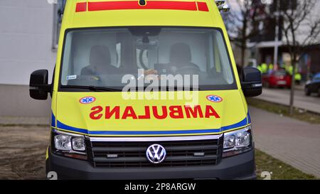 Warschau, Polen. 8. März 2023 Ambulanzwagen Volkswagen Transporter auf der Straße der Stadt. Stockfoto