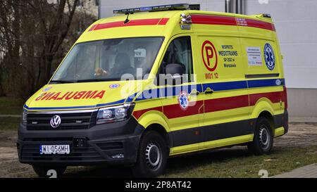 Warschau, Polen. 8. März 2023 Ambulanzwagen Volkswagen Transporter auf der Straße der Stadt. Stockfoto