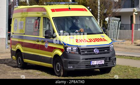 Warschau, Polen. 8. März 2023 Ambulanzwagen Volkswagen Transporter auf der Straße der Stadt. Stockfoto