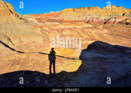 Die malerische Gegend von Wucai City in der Nähe von Urumqi, Xinjiang, hat eine herrliche und glitzernde Landform von Danxia, die ein internationaler Käufer ist; sie gehört zum e Stockfoto