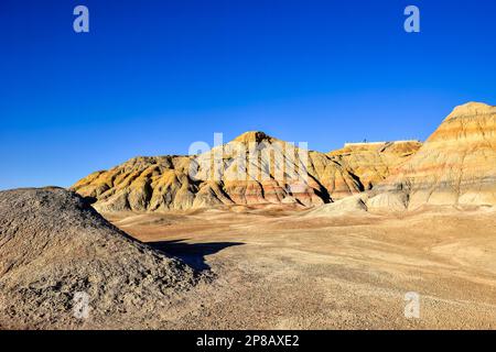 Die malerische Gegend von Wucai City in der Nähe von Urumqi, Xinjiang, hat eine herrliche und glitzernde Landform von Danxia, die ein internationaler Käufer ist; sie gehört zum e Stockfoto