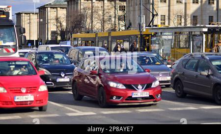 Warschau, Polen. 8. März 2023 Autoverkehr zur Hauptverkehrszeit in der Innenstadt der Stadt. Autoverschmutzung, Stau den ganzen Tag. Stockfoto