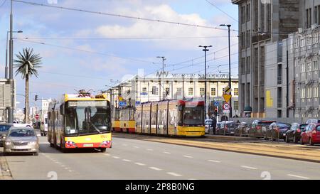 Warschau, Polen. 8. März 2023 Autoverkehr zur Hauptverkehrszeit in der Innenstadt der Stadt. Autoverschmutzung, Stau den ganzen Tag. Stockfoto
