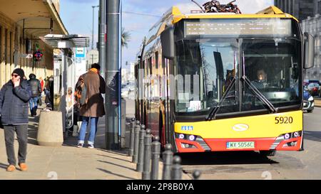 Warschau, Polen. 8. März 2023 Autoverkehr zur Hauptverkehrszeit in der Innenstadt der Stadt. Autoverschmutzung, Stau den ganzen Tag. Stockfoto