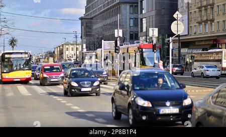 Warschau, Polen. 8. März 2023 Autoverkehr zur Hauptverkehrszeit in der Innenstadt der Stadt. Autoverschmutzung, Stau den ganzen Tag. Stockfoto