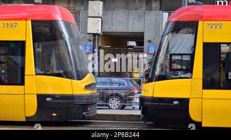 Warschau, Polen. 8. März 2023 Autoverkehr zur Hauptverkehrszeit in der Innenstadt der Stadt. Autoverschmutzung, Stau den ganzen Tag. Stockfoto