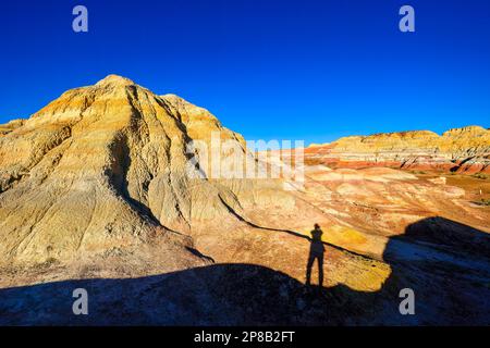 Die malerische Gegend von Wucai City in der Nähe von Urumqi, Xinjiang, hat eine herrliche und glitzernde Landform von Danxia, die ein internationaler Käufer ist; sie gehört zum e Stockfoto